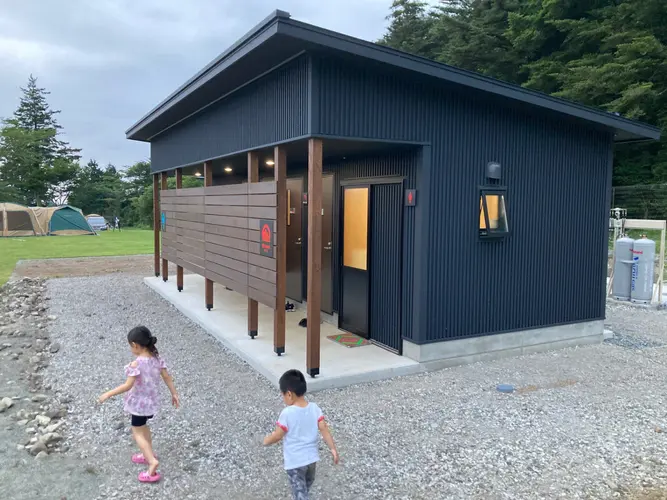 トイレとシャワーの建物。シャワーもとても綺麗でつかいやすかったです