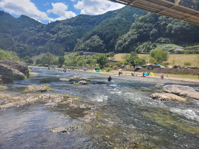 キャンプ場の近くに、川があり水遊び出来ます