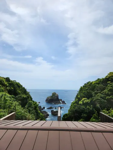 この下の方に写っているのが場内温泉の屋根です。温泉からはこの海が眺められます。