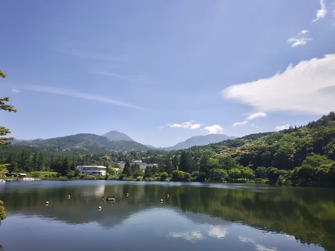 目の前の蓼科湖です