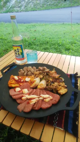 夏は暑いので、暑い国と言えば・・・で全て沖縄料理と泡盛、オリオンビールにしました＼(^^)／ 音楽もスマホで『夏川りみさんやBEGINさんの島んちゅ宝』や『島唄』『海の声』『エイサー』・・・かけて楽しみました(^^) 沖縄だけに台風 も、もう接近でしょうかね？w でも直撃だったハズが、晴れ男☀️パワーで楽しかったです。ありがとうございましたm(__)m