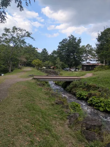 綺麗な細い川がキャンプ場内を流れていて、流れも早くなかったので
子供も安心して遊べそうでした。