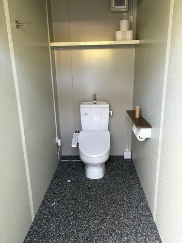 トイレットペーパーも常設してあり綺麗。土足厳禁た
