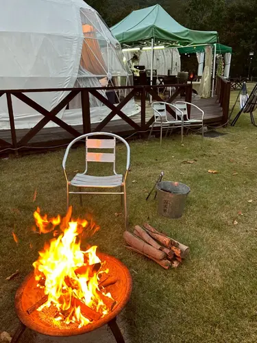 焚き火台を借りて焚き火もできます。薪も買えます