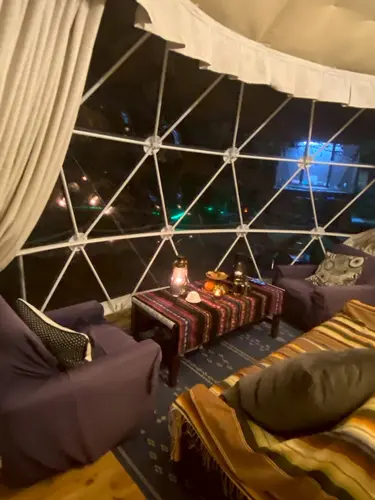 夜もいい感じ。グリーンのライトは、暗い夜道を安全に歩けるように。